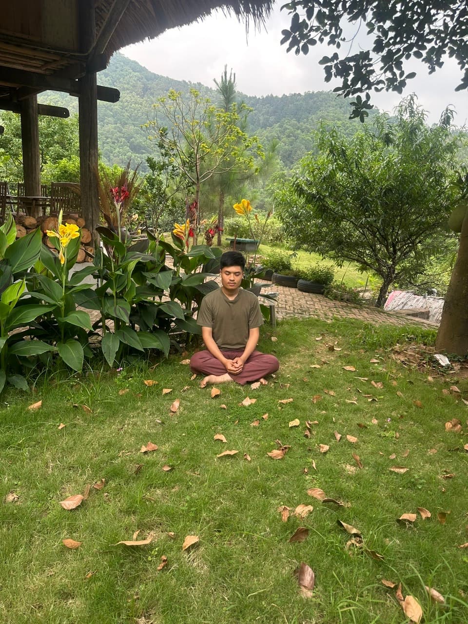 Hồng Anh ngồi thiền trong khu vườn xanh tại Sóc Sơn
