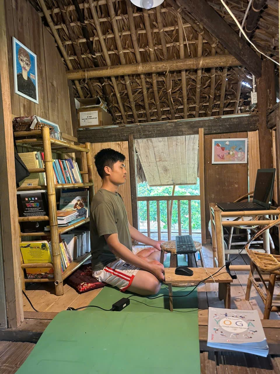 Hồng Anh thực hành trong không gian làm việc mộc mạc
